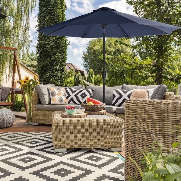 Guarda-sol de jardim SONGMICS de 290 cm, FPS 50+, proteção solar, inclinação de 30° em 2 direções, manivela para abertura e fechamento, para jardins externos, piscina, varanda e pátio, base não incluída, azul GPU30BU - Image 2