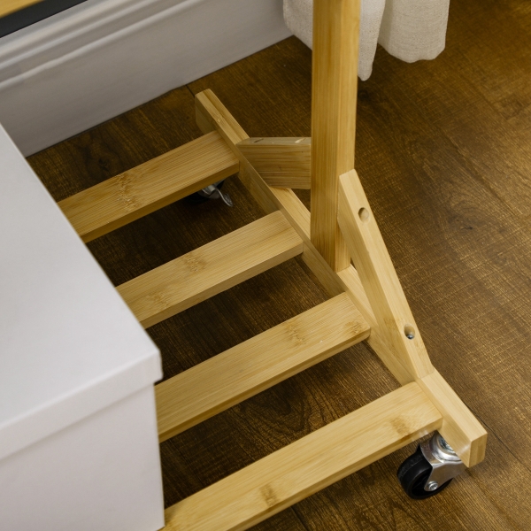 HOMCOM Suporte para Cabides de Bambu com Rodas Porta Cabides Multifuncional com 6 Ganchos Barra e Prateleira 100x37x191 cm Madeira - Image 9