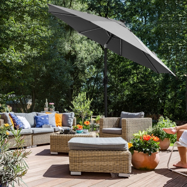 Guarda-sol de jardim SONGMICS de 2,7 m com luzes LED movidas a energia solar, proteção solar FPS 50+, basculante, manivela para abertura e fechamento, base não incluída, cinza GPU040G01 - Image 2