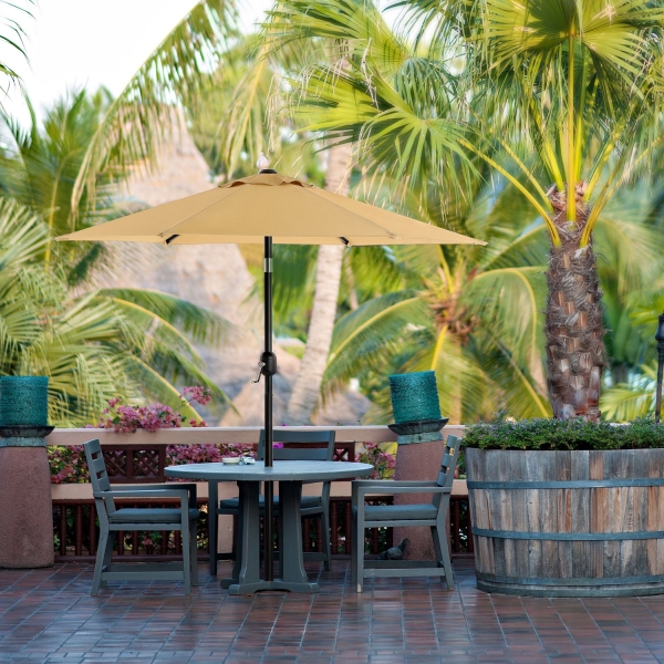 Guarda-sol de jardim SONGMICS de 197 cm, FPS 50+, proteção solar, inclinação de 30° em 2 direções, manivela para abertura e fechamento, para jardins externos, piscina, varanda e pátio, base não incluída, cinza-claro GPU202K01 - Image 2