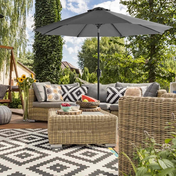 Guarda-sol de jardim SONGMICS de 290 cm, FPS 50+, proteção solar, inclinação de 30° em 2 direções, manivela para abertura e fechamento, para jardins externos, piscina, varanda e pátio, base não incluída, cinza GPU30GYV1 - Image 2