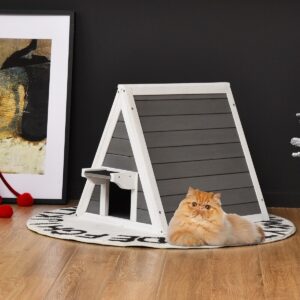 Casinha triangular de madeira para gatos com telhado de asfalto e resistente às intempéries.