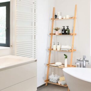 Estante de bambu em formato de escada com 5 níveis e divisória elevada para sala de estar.