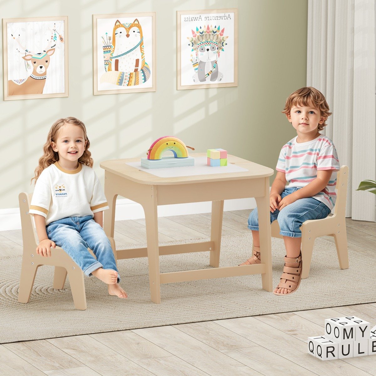 Conjunto de mesa infantil com 2 cadeiras, 3 unidades, em madeira com tampo de mesa de dupla face, cor natural.
