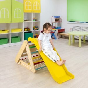 Brinquedo de escalada para crianças pequenas, estrutura triangular 4 em 1 com rampa, multicolorido.