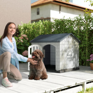 Casinha de cachorro de plástico resistente às intempéries com porta com trava, 3 janelas e telhado inclinado para cães e gatos de pequeno porte, na cor cinza.