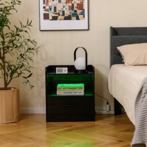 Mesa de cabeceira de 3 níveis com prateleira aberta e organizador de gaveta deslizante com iluminação multicolorida, preta.