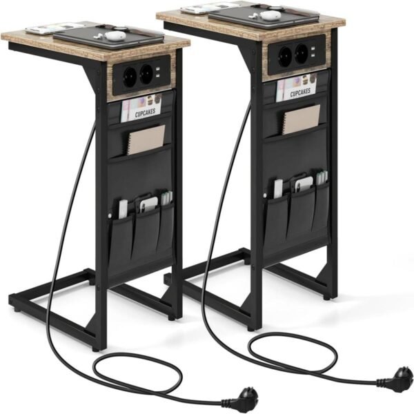 Conjunto de 2 mesas laterais em formato de C com estação de carregamento, portas USB e bolso lateral.