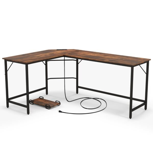 Mesa de computador em formato de L com tomada elétrica, suporte para CPU e estrutura metálica resistente, na cor marrom.