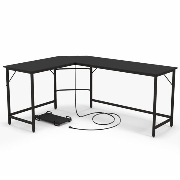 Mesa de computador em formato de L com tomada elétrica, suporte para CPU e estrutura metálica resistente. Mesa de canto preta.