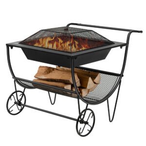 Lareira externa a lenha com suporte para armazenamento de lenha e rodas.