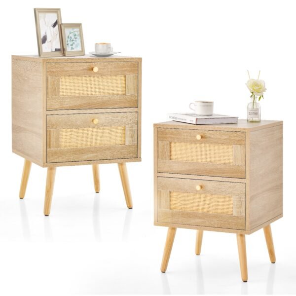 Conjunto de 2 mesas de cabeceira em rattan estilo boho com 2 gavetas e pés de madeira maciça.