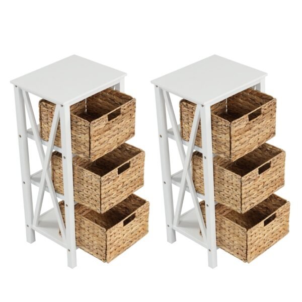 Conjunto de 2 mesas de cabeceira de 4 níveis com 3 cestos de junco e mesa lateral estreita em formato de X, na cor branca.