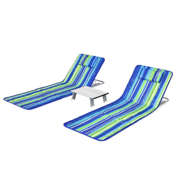 2 espreguiçadeiras ajustáveis ​​com mesa para praia, azul e verde.