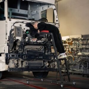 Banco mecânico com assento giratório, altura ajustável e bandeja para ferramentas - preto