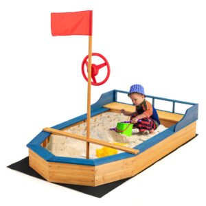 Barco pirata infantil na caixa de areia com bandeira e leme.