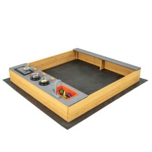 Caixa de areia infantil de madeira com conjunto de cozinha e forro de fundo.