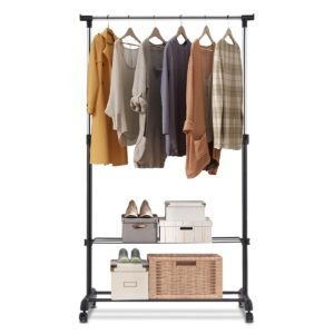 Cabideiro com rodinhas e suporte para sapatos com altura ajustável