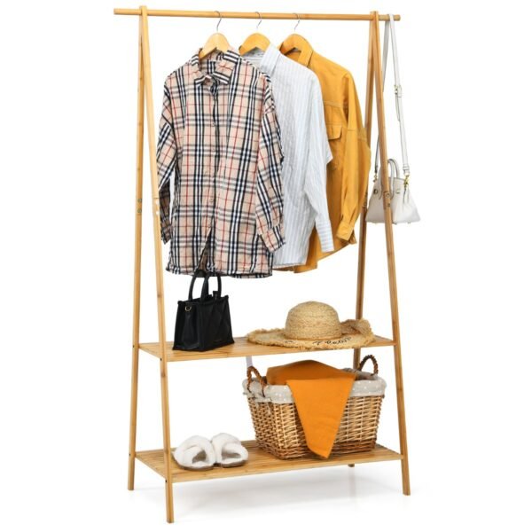 Cabideiro de bambu com varão para pendurar roupas e 2 prateleiras de armazenamento.