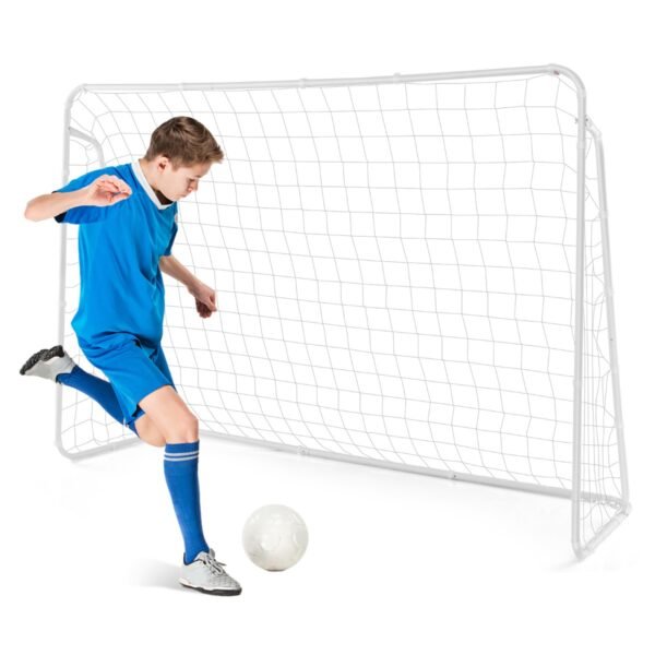 Trave de futebol para quintal com estrutura reforçada e estacas para fixação no solo.