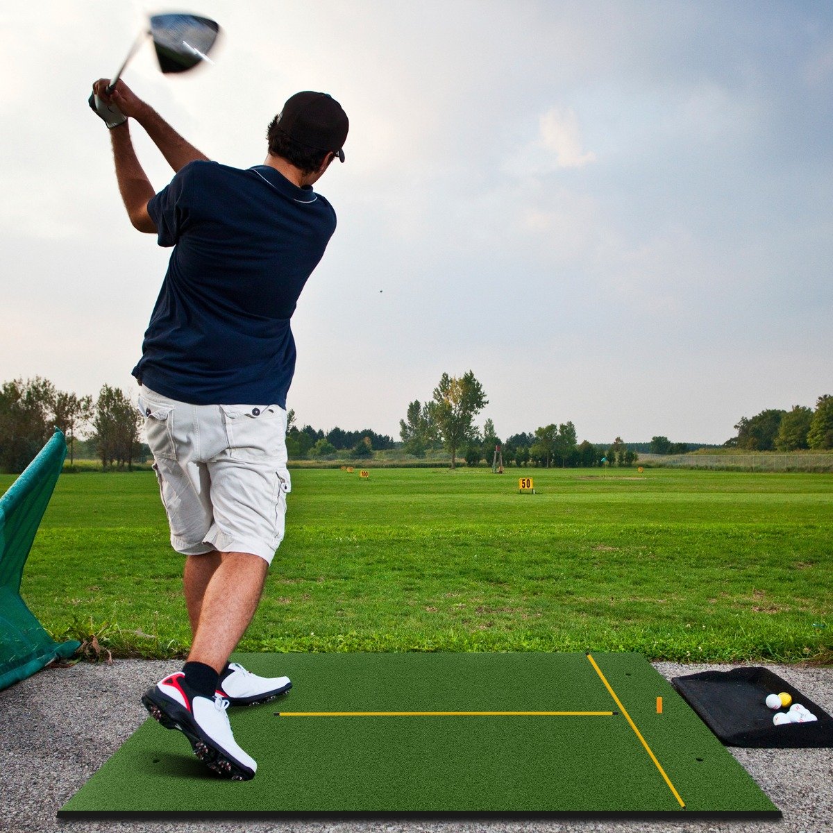 Tapete de grama sintética para prática de golfe em ambientes internos e externos. Inclui 2 tees de borracha e 2 varetas de alinhamento de 25 mm. - Image 2